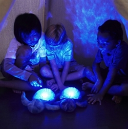 Natlampe Tranquil Turtle lilla - skildpadde natlampe med lys og lyd fra Cloud B
