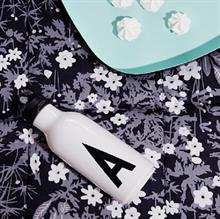 Drikkedunk med bogstav fra Design Letters