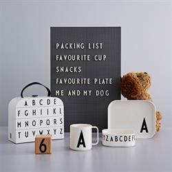 Legekuffert med personlig tritan spisesæt fra Design Letters