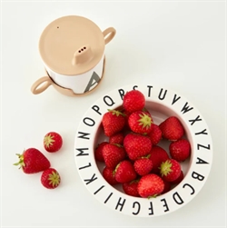 Dybtallerken i Tritan med alfabet fra Design Letters