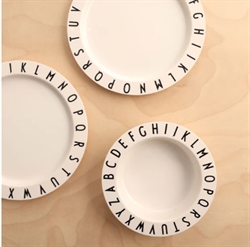 Dybtallerken i Tritan med alfabet fra Design Letters