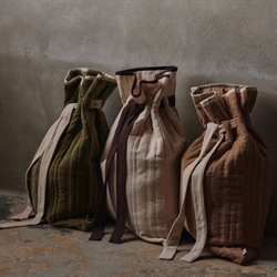 Gavesæk Vari quiltede sæk i kakhi fra Ferm Living