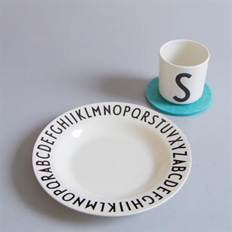 Børnekrus og børnetallerken med Arne Jacobsen VIntage ABC fra Design Letters