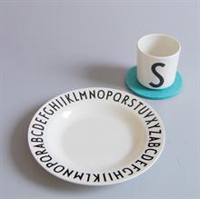 Børnekrus og børnetallerken med Arne Jacobsen VIntage ABC fra Design Letters