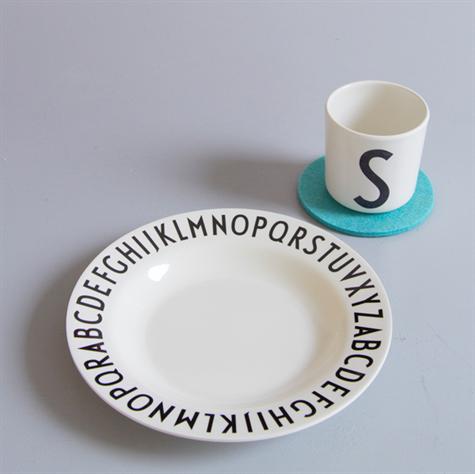 Børnekrus og børnetallerken med Arne Jacobsen VIntage ABC fra Design Letters