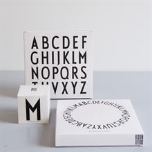 Børnekrus og børnetallerken med Arne Jacobsen VIntage ABC fra Design Letters