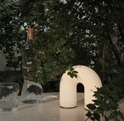 Vuelta ledningsfri bordlampe hvid fra Ferm Living